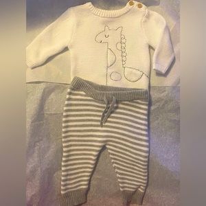 Adorable Uni-sex baby giraffe outfit sz 0-3 mo